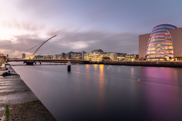 Obraz premium Widok na panoramę Dublina i rzekę Liffey o zmierzchu