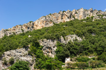 Fototapeta na wymiar Felsformationen bei Malaucene in Südfrankreich