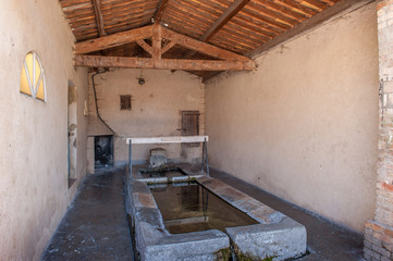 Ehemaliges Waschhaus in Les Mees in Südfrankreich