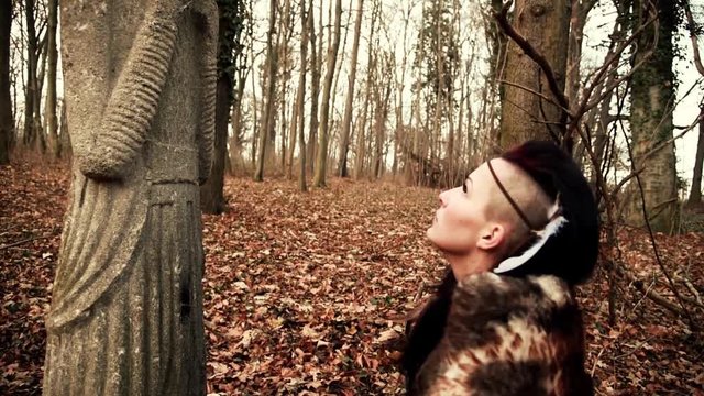 Beautyful Viking woman conjures up an ancient sculpture