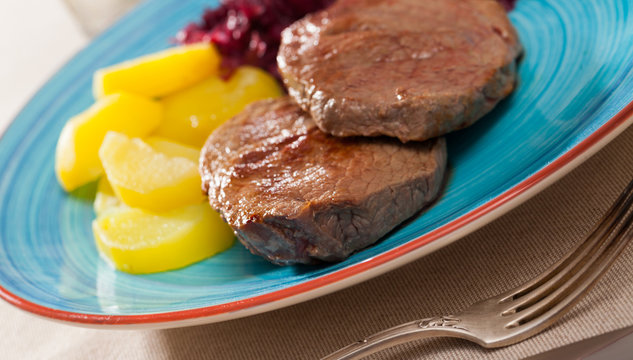 Veal Medallions de cadera with potato and sauerkraut
