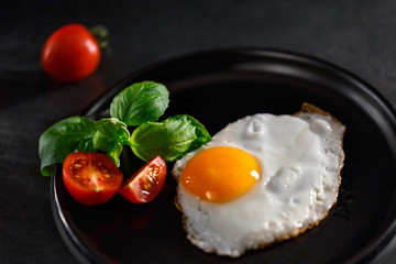 Fried eggs with tomatoes and basil