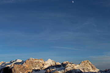 Panorama delle dolomiti dell'alta badia con cielo e luna poco prima di sera
