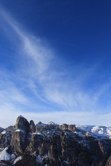 Panorama delle montagne alpine delle dolomiti con cielo e nuvole