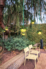 Obraz premium Garden decorations made of an apple hanging in the tree in a beautiful autumn garden