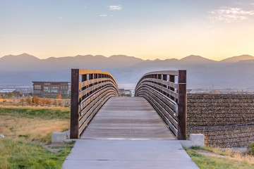 Obraz premium Bridge in Oquirrh Lake with sunset in the horizon