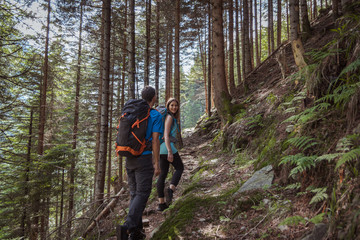 Obraz premium strong couple hiking in the mountains