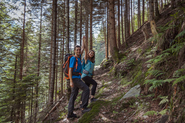 Obraz premium strong couple hiking in the mountains
