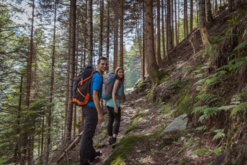 Obraz premium strong couple hiking in the mountains