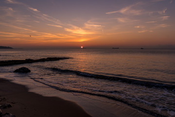 Obraz premium Early autumn sea sunrise at the beach.