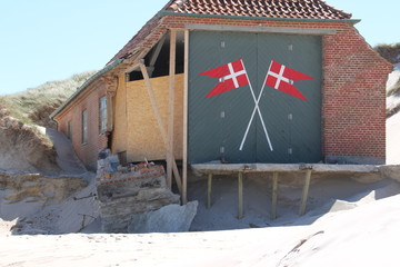 Vom Meer unterspültes Haus am Strand von Loekken in Dänemark