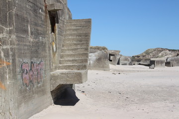 Alte Bunkerruine am Strand von Loekken im Norden Dänemarks