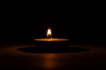 Candela con sfondo nero
