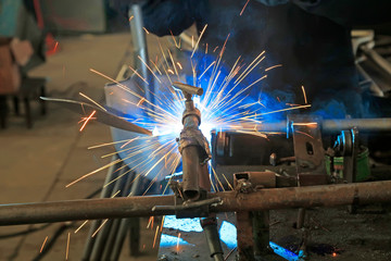 Automatic welding production line for steel spade
