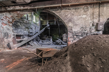 schubkarren und raeume von einer giesserei