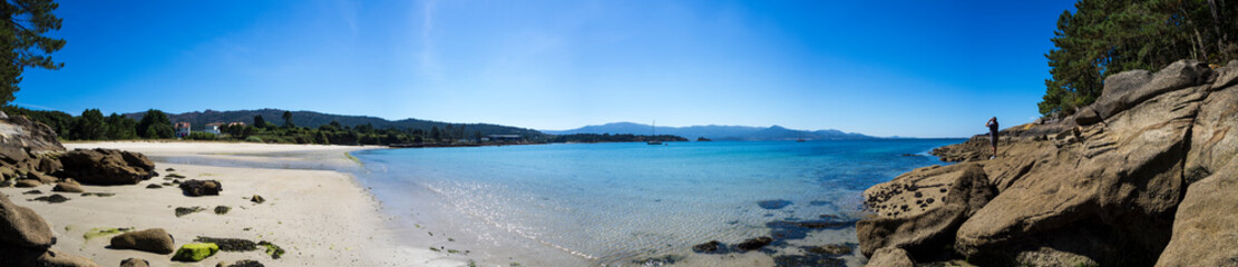 Fototapeta na wymiar Playas paradisíacas con arena blanca y mar azul en la zona de Muros a Corrubedo en la Costa da Morte de Galicia, España, verano de 2018