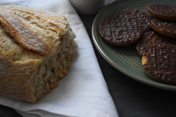 Pan hecho a mano, plato con galletas 