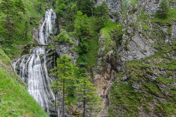 Fototapeta na wymiar hoher schleierwasserfall
