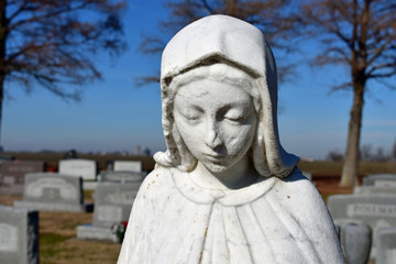 Fototapeta na wymiar White stone cemetery statue