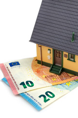 Modellhaus steht auf Eurogeldscheinen
