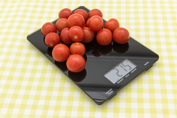Tomates cherry sobre una bascula de cocina