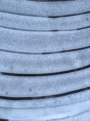 gefrohrene wasser lacke/pfütze im winter/muster in der winterlichen natur, gekrümmte linien, streifen aus eis