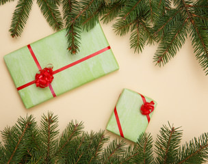 Fototapeta na wymiar Christmas tree and gifts on wooned background.