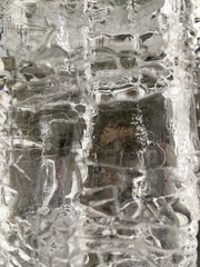 zu eis gefrorenes wasser, kalter winter formt eiszapfen/klare durchsichtige gebilde in kalter jahreszeit, schönheit der natur/wasser erstarrt in der bewegung