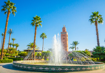 Fototapeta premium Minaret Meczet Księgarzy w starej medynie w Marakeszu, Maroko
