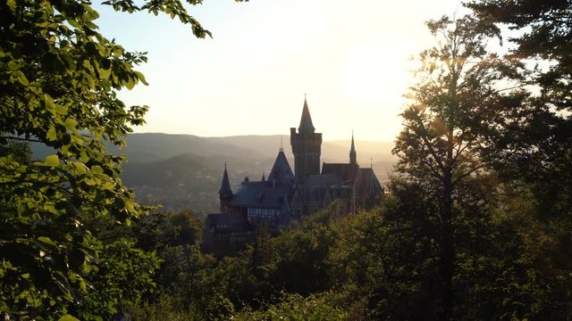 Blick auf Schloss Werningerode beim Sonnenuntergang. Aufgenommen mit der Sony A7 III, Zeiss 35mm, 4k, 25FPS.
