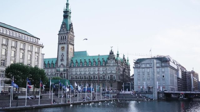 Ein Vogel fliegt &radic;&ordm;ber das Rathaus in Hamburg. Aufgenommen mit der Sony A7 III, Zeiss 35mm, 100FPS.