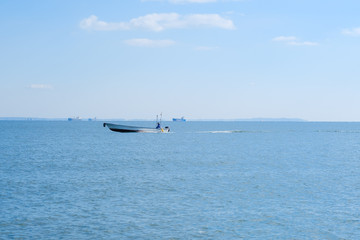 Obraz premium 海を走るボート