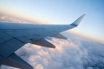 Fototapeta na wymiar 飛行機の窓から見た景色