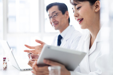 笑顔で議論する研究室の風景