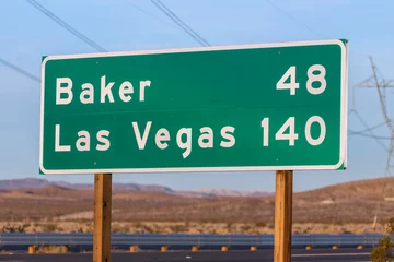 Poster Laat in de middag uitzicht op Las Vegas 140 mijl snelweg bord op I-15 in de buurt van Barstow in Californië. © trekandphoto