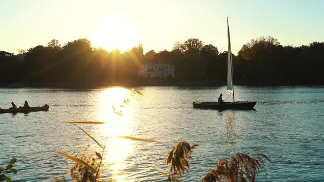 Hamburg an der Alster. Bootfahren beim Sonnenuntergang. Aufgenommen mit der Sony A7 III, Zeiss 35mm, 100FPS.
