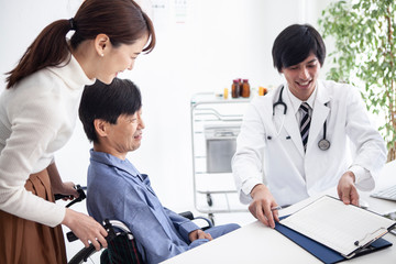 Obraz premium 医師の診断結果を聞く笑顔の親子