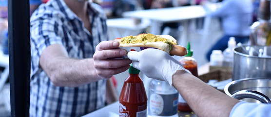 woman  MAN eating PIZZA