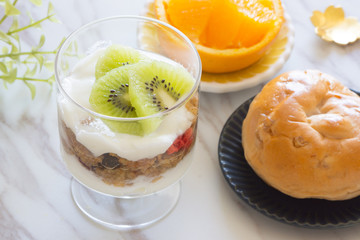 キウイのヨーグルト 朝食