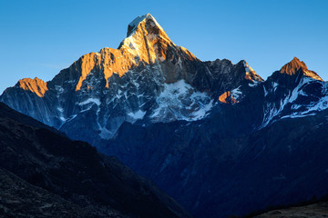 蜀山之后四姑娘山日照金山