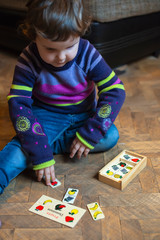 Obraz premium Child playing with fruits painted on wooden blocks.