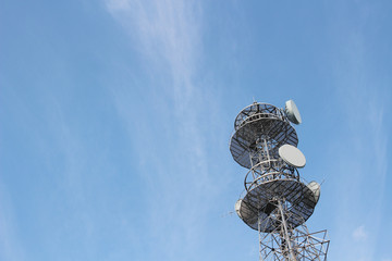 青空と電波塔