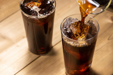 アイスコーヒーを注ぐ