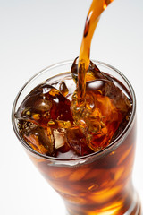 グラスにアイスコーヒーを注ぎ入れる