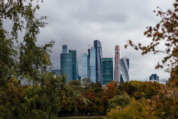 Obraz premium Moscow business district skyline from an autumn park scene