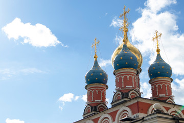 Fototapeta na wymiar Orthodox church domes architecture on a blue sky in Moscow Russia