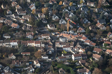 vue a&eacute;rienne d'immeubles en construction &agrave; Noisy-le-Roi dans les Yvelines en France