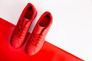 Czerwone buty. Kompozycja czerwonych butów na czerwonym tle. - obrazy, fototapety, plakaty