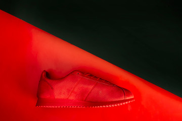 Buty sportowe. Kompozycja czerwonych butów na czerwonym tle. - obrazy, fototapety, plakaty