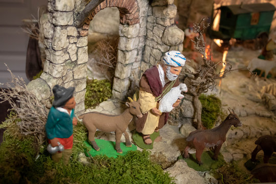 Le vieux berger et l'apprenti dans une cr&egrave;che de no&euml;l en santon de Provence